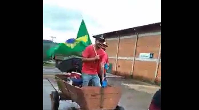 VÍDEO: Bolsonaristas puxam carroça para pagar aposta eleitoral em Santa Catarina