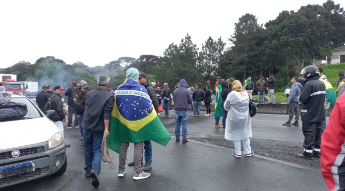 Manifestantes mantem bloqueios das rodovias nesta terça-feira