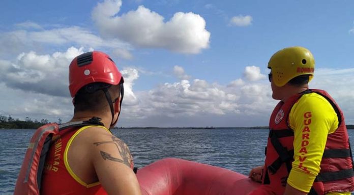 Embarcação com três pescadores naufraga em Barra do Sul; um deles continua desaparecido