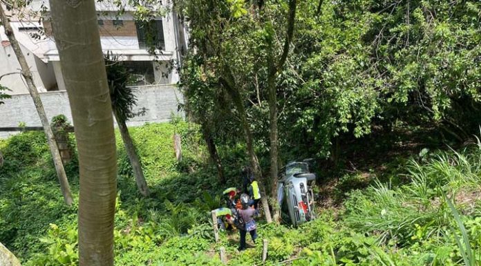 Carro capota e despenca de 15 metros e deixa uma pessoa ferida na Praia de Cabeçudas