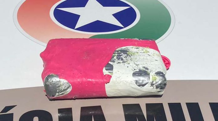 Homem encontra mais de um quilo de cocaína na praianha da laje