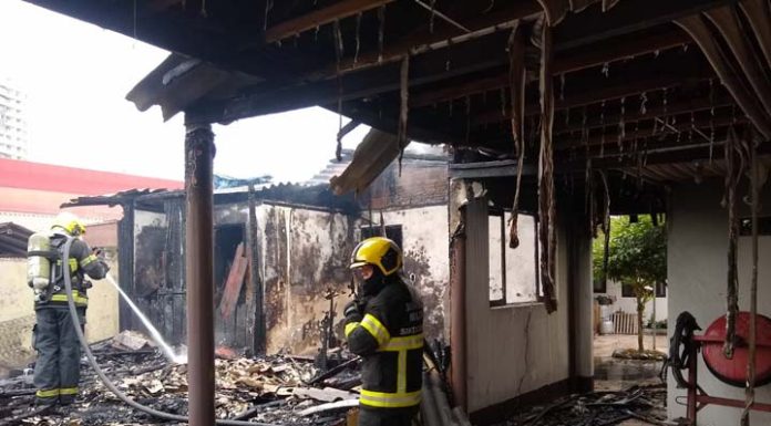 Dois jovens e duas crianças escapam de dentro da casa destruída por incêndio em Itajaí