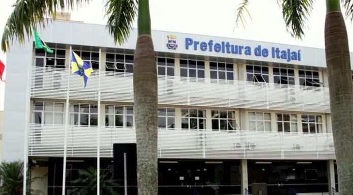 Policial, marido de vereadora, é suspeito de rastrear o carro do filho do prefeito de Itajai