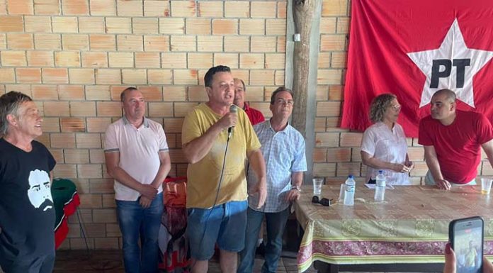 Vice-prefeito e secretário de Balneário Piçarras prestigiam reunião de petistas Décio Lima e Ana Paula