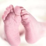 TRAGÉDIA EM NAVEGANTES: RECÉM-NASCIDO MORRE APÓS PARTO EM CASA SEM ASSISTÊNCIA MÉDICA