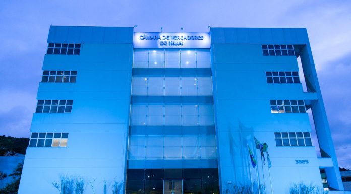 Câmara ilumina fachada em apoio ao Novembro Azul