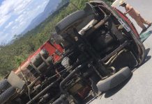 Caminhão tomba na descida do Morro de Zimbros, em Bombinhas