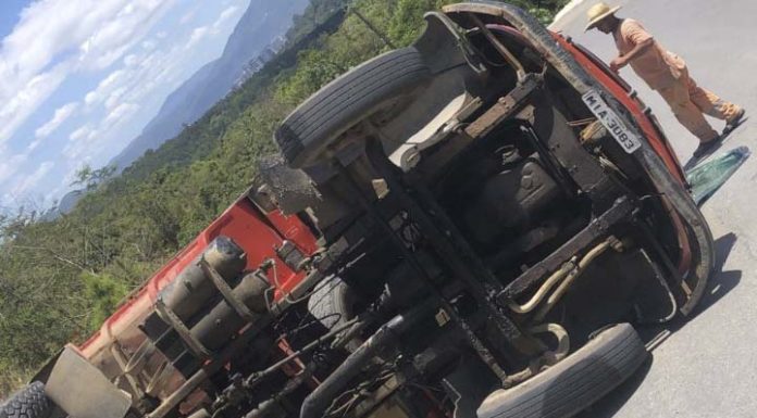 Caminhão tomba na descida do Morro de Zimbros, em Bombinhas