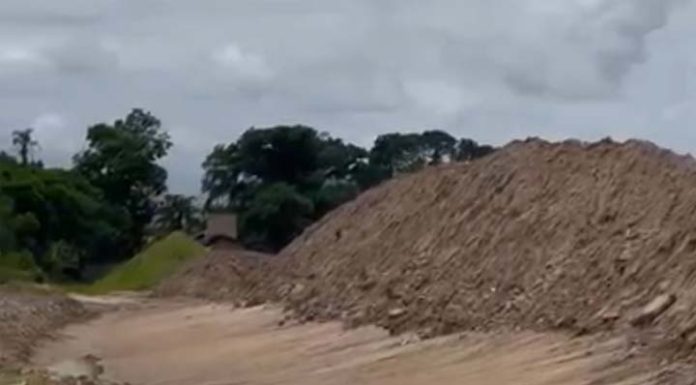 Empresa do irmão do prefeito de Piçarras é suspeita de manter depósito ilegal