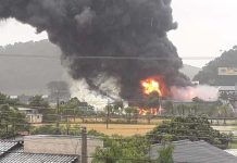 VIDEO Bombeiros seguem no combate ao incêndio que atingiu a empresa Bendini Transportes em Penha
