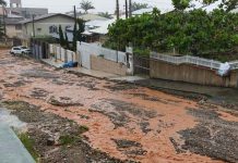 “Cachoeira” de lama invade ruas da Prainha de São Miguel em Penha