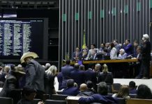 Câmara aprova aumento salarial de presidente, vice e ministro a R$ 46,4 mil