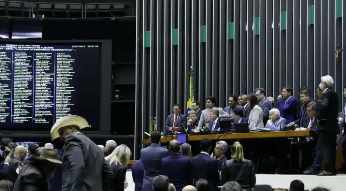Câmara aprova aumento salarial de presidente, vice e ministro a R$ 46,4 mil