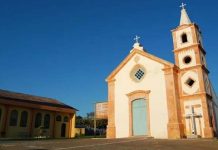 Turista denuncia cobrança de estacionamento clandestino na Capela de São João Batista em Armação