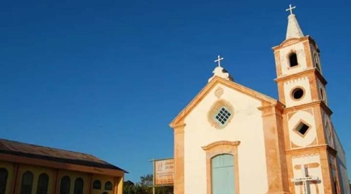 Turista denuncia cobrança de estacionamento clandestino na Capela de São João Batista em Armação