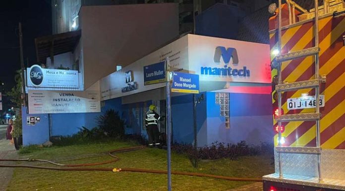 Fogo destrói parte de imóvel de empresa no Bairro Fazenda, em Itajaí