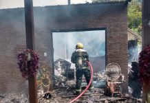 Casa é totalmente destruída pelo fogo no Bairro Paciência, em Itajaí