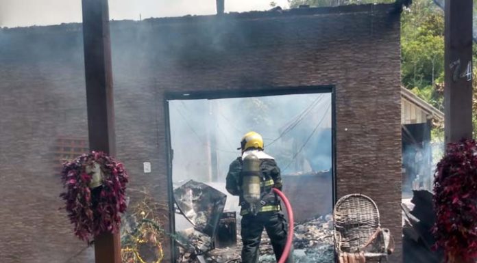 Casa é totalmente destruída pelo fogo no Bairro Paciência, em Itajaí