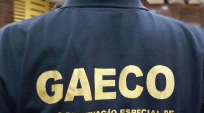 Suspeita de fraude em licitação do serviço de coleta de lixo leva 3 prefeitos a prisão em SC