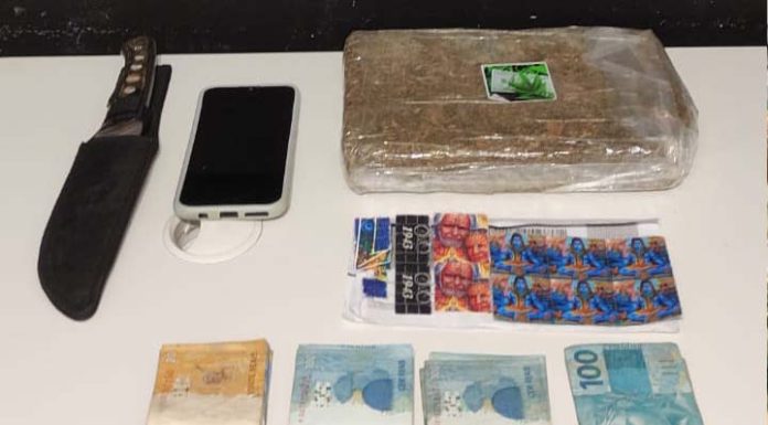 Carro monitorado pela PM carregava um quilo de maconha em Piçarras