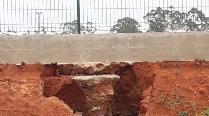 Obra de quase R$ 1 milhão do Estádio Quinca Ludo em Piçarras apresenta problemas de erosão