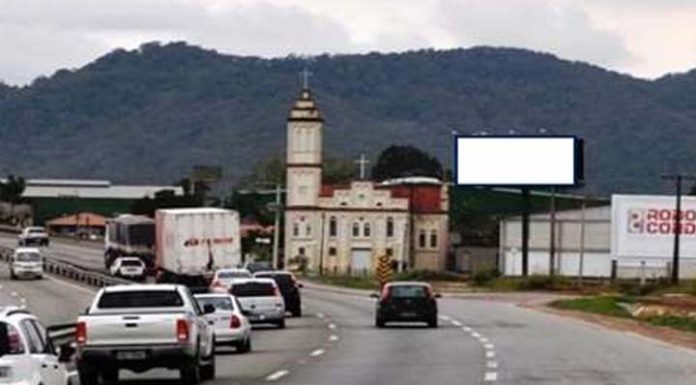 Bombeiros atendem acidente entre carro e caminhão no Bairro Salseiros em Itajaí