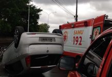 Carro com gestante capota neste domingo na Reinaldo Schmithausen, em Itajaí