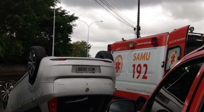 Carro com gestante capota neste domingo na Reinaldo Schmithausen, em Itajaí