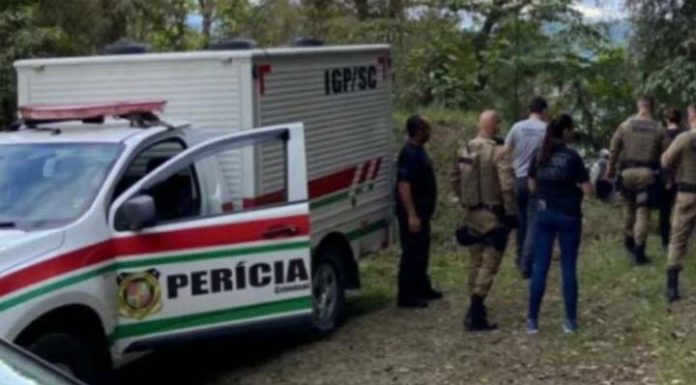 Mulher é encontrada morta embaixo de entulhos em Joinville