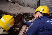 Laje desaba e vítima é socorrida pelos bombeiros após ficar presa nos escombros