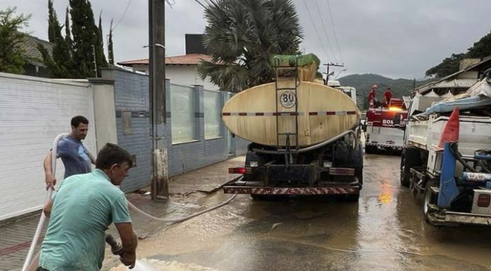 Voluntários de Penha prestam auxílio na limpeza e recuperação de São João Batista