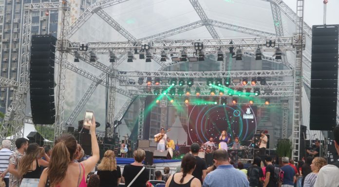 Balneário Camboriú abre a temporada de verão com shows e fogos