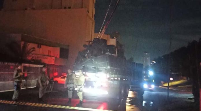 Homem cai do caminhão e tem suspeita de traumatismo craniano em Itapema