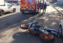 Motoqueiro de 18 anos morre ao bater em veículo parado no Bairro Itajuba
