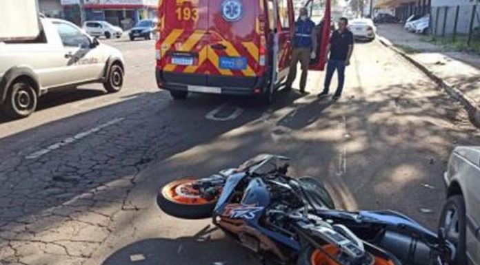 Motoqueiro de 18 anos morre ao bater em veículo parado no Bairro Itajuba