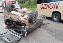 Dois ocupantes ficam feridos ao capotar um Renault Clio