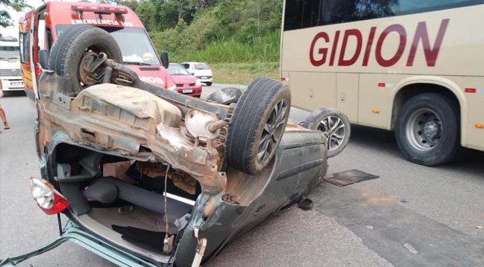 Dois ocupantes ficam feridos ao capotar um Renault Clio