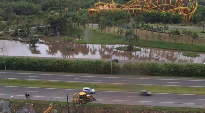 VÍDEO Começam as obras da galeria pluvial na vala em frente ao Parque Beto Carrero World