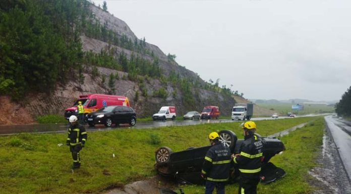Capotamento em Navegantes deixa dois adultos e duas crianças feridas