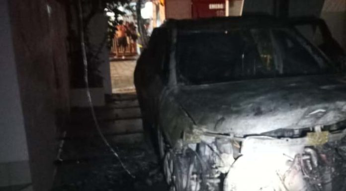 Carro é destruído em incêndio dentro da garagem da residência