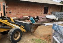 Prefeitura remove material que seria usado para construção de casas em área irregular no Morro do Cred