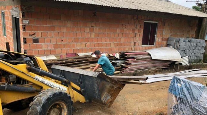 Prefeitura remove material que seria usado para construção de casas em área irregular no Morro do Cred