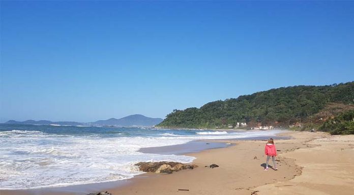 Homem mostra a genitália para mulheres na Praia da Saudade e é preso por importunação sexual