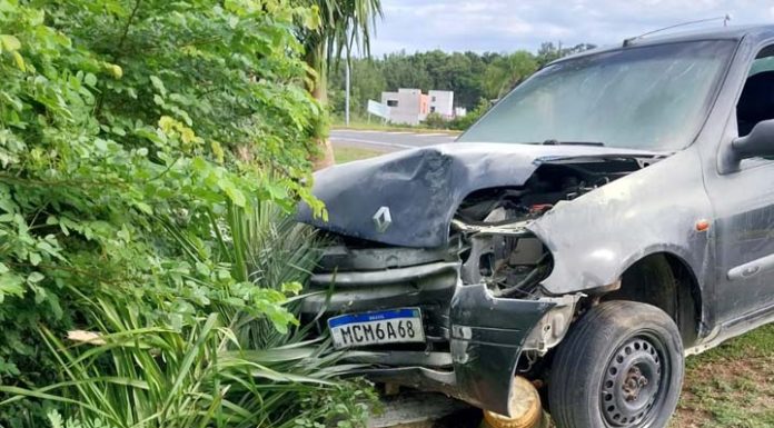 Veículo Renault Clio Sedan é encontrado batido nesta manhã em Armação