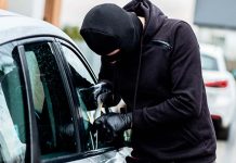 Moradores procuram documentos pessoais levados do interior do carro na Ponta da Vigia