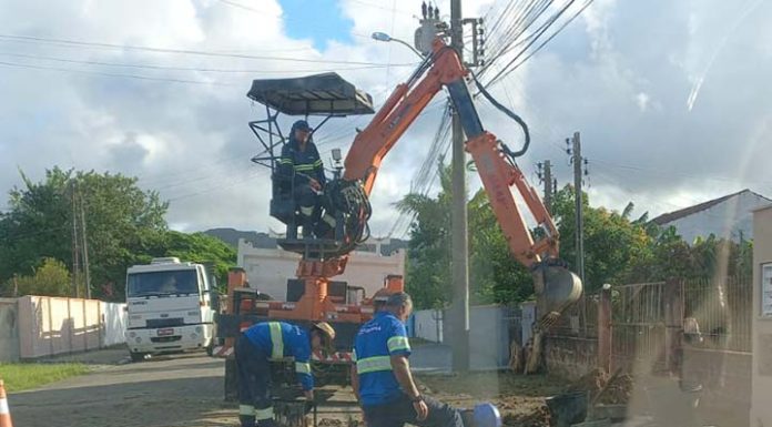 VIDEO Águas de Penha faz reparo de vazamento após reclamação de moradora ao Oisc notícias