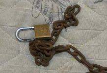 Adolescente é encontrada acorrentada dentro de casa em Itajaí