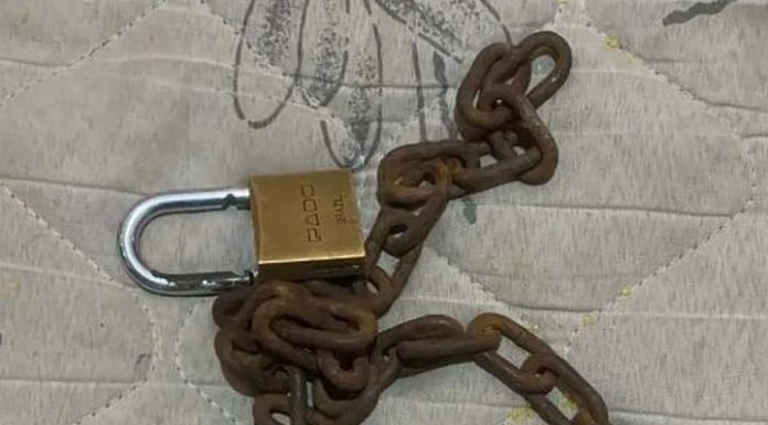Adolescente é encontrada acorrentada dentro de casa em Itajaí