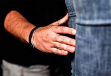 Homem flagrado estuprando sobrinha de 11 anos é espancado por familiares e preso