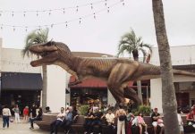 Réplicas de dinossauros remontam período jurássico em exposição interativa no Porto Belo Outlet Premium